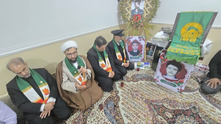 تصاویر/ خادمان امام رضا(ع) در منزل شهید جنگ رمضان