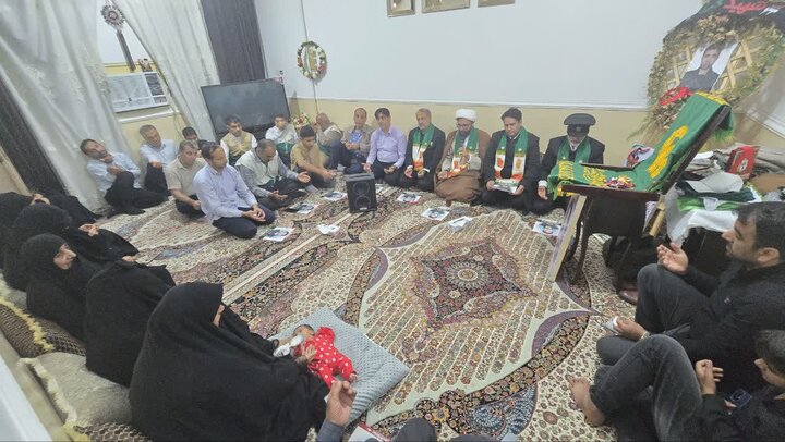تصاویر/ خادمان امام رضا(ع) در منزل شهید جنگ رمضان