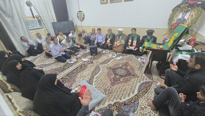 تصاویر/ خادمان امام رضا(ع) در منزل شهید جنگ رمضان