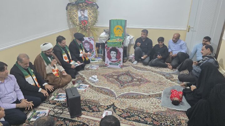 تصاویر/ خادمان امام رضا(ع) در منزل شهید جنگ رمضان