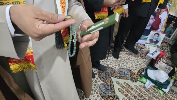 تصاویر/ خادمان امام رضا(ع) در منزل شهید جنگ رمضان