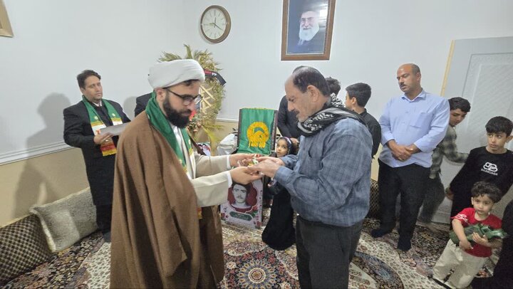 تصاویر/ خادمان امام رضا(ع) در منزل شهید جنگ رمضان