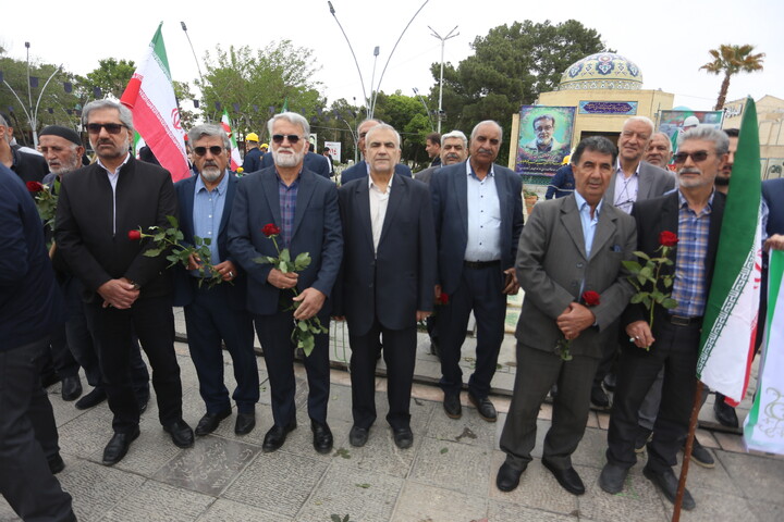 تصاویر / تجدید میثاق کارگران اصفهانی با شهدای کارگر جنگ رمضان