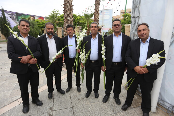تصاویر / تجدید میثاق کارگران اصفهانی با شهدای کارگر جنگ رمضان