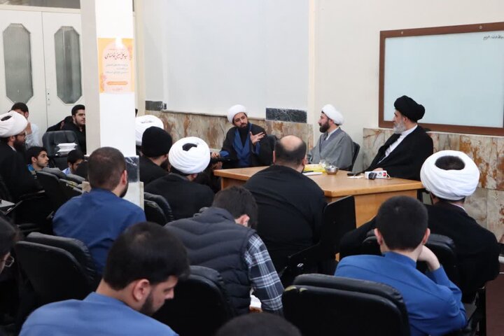 تصاویر/ نشست هم‌اندیشی فعالان جهادی مدرسه علمیه آیت‌الله مجتهدی و آیت‌الله حق‌شناس