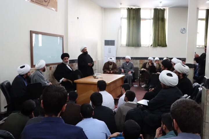 تصاویر/ نشست هم‌اندیشی فعالان جهادی مدرسه علمیه آیت‌الله مجتهدی و آیت‌الله حق‌شناس