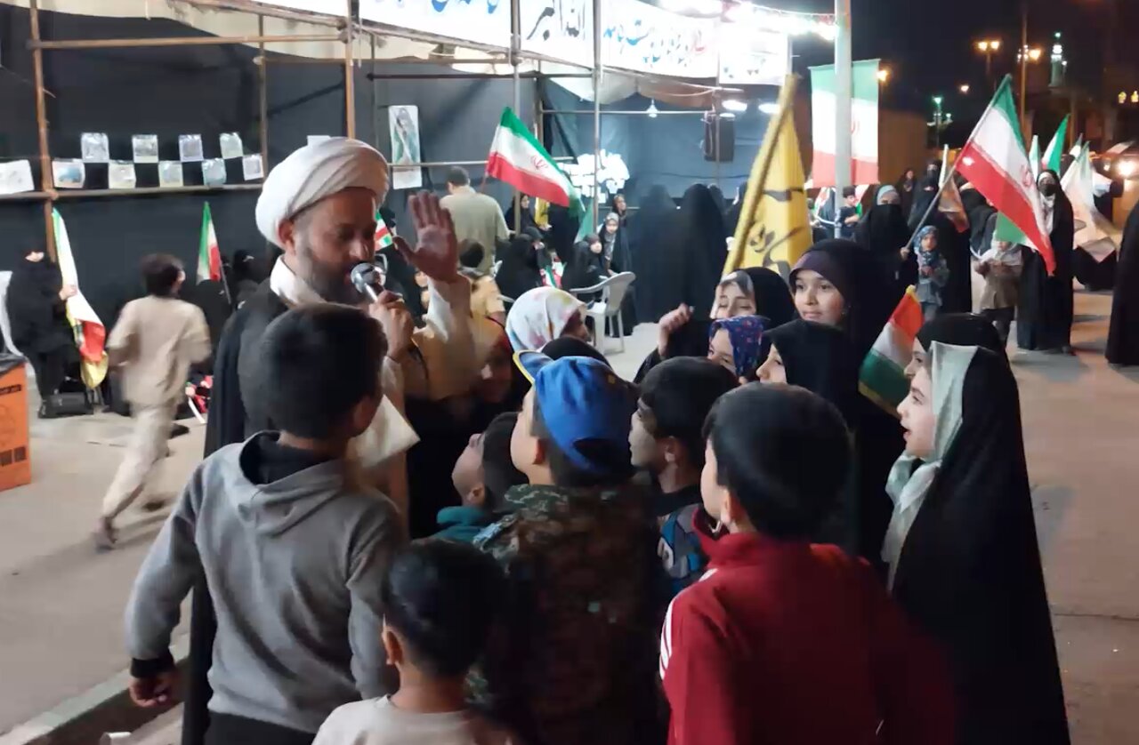 فیلم | موکب مسجد باقریه در خیابان امام رضا(ع) قم مقدسه؛ موکبی با برنامه‌های متنوع فرهنگی