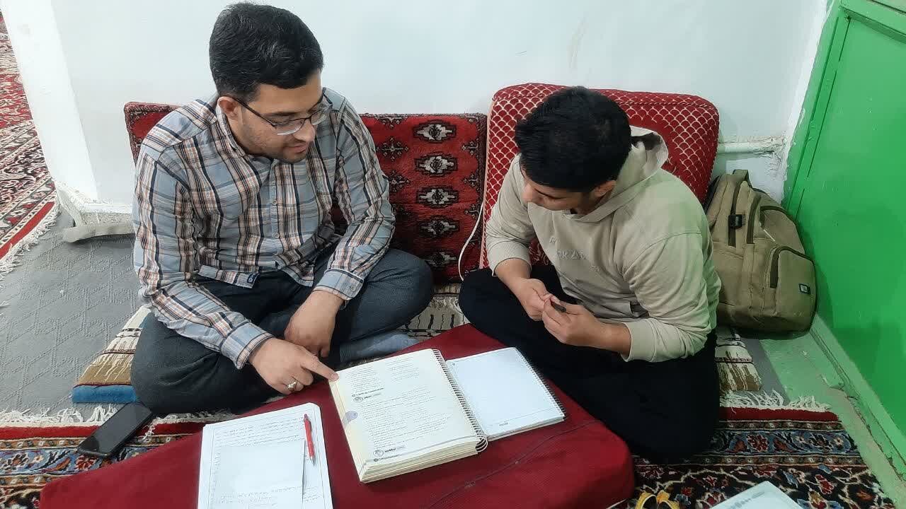 حماسه علمی معلمان خادمیار آران وبیدگل در حاشیه خیابان +تصاویر