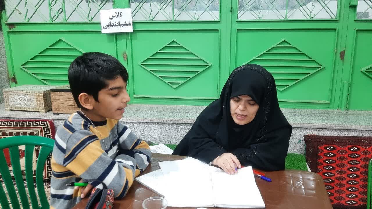 حماسه علمی معلمان خادمیار آران وبیدگل در حاشیه خیابان +تصاویر