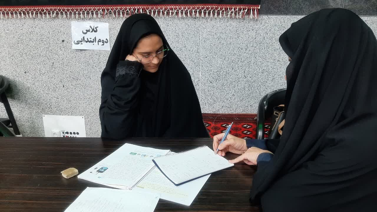 حماسه علمی معلمان خادمیار آران وبیدگل در حاشیه خیابان +تصاویر