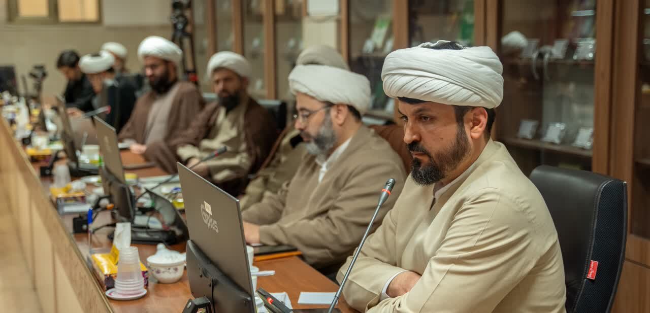 زن محجبه انقلابی، ناجی زن سکولار است