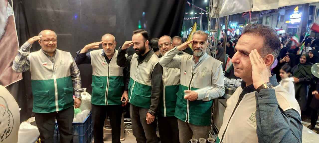 از حضور کاروان زیر سایه خورشید در بیمارستانها و آتشنشانیها تا برپایی میزهای خدمترسانی به مردم + تصاویر و ویدیو
