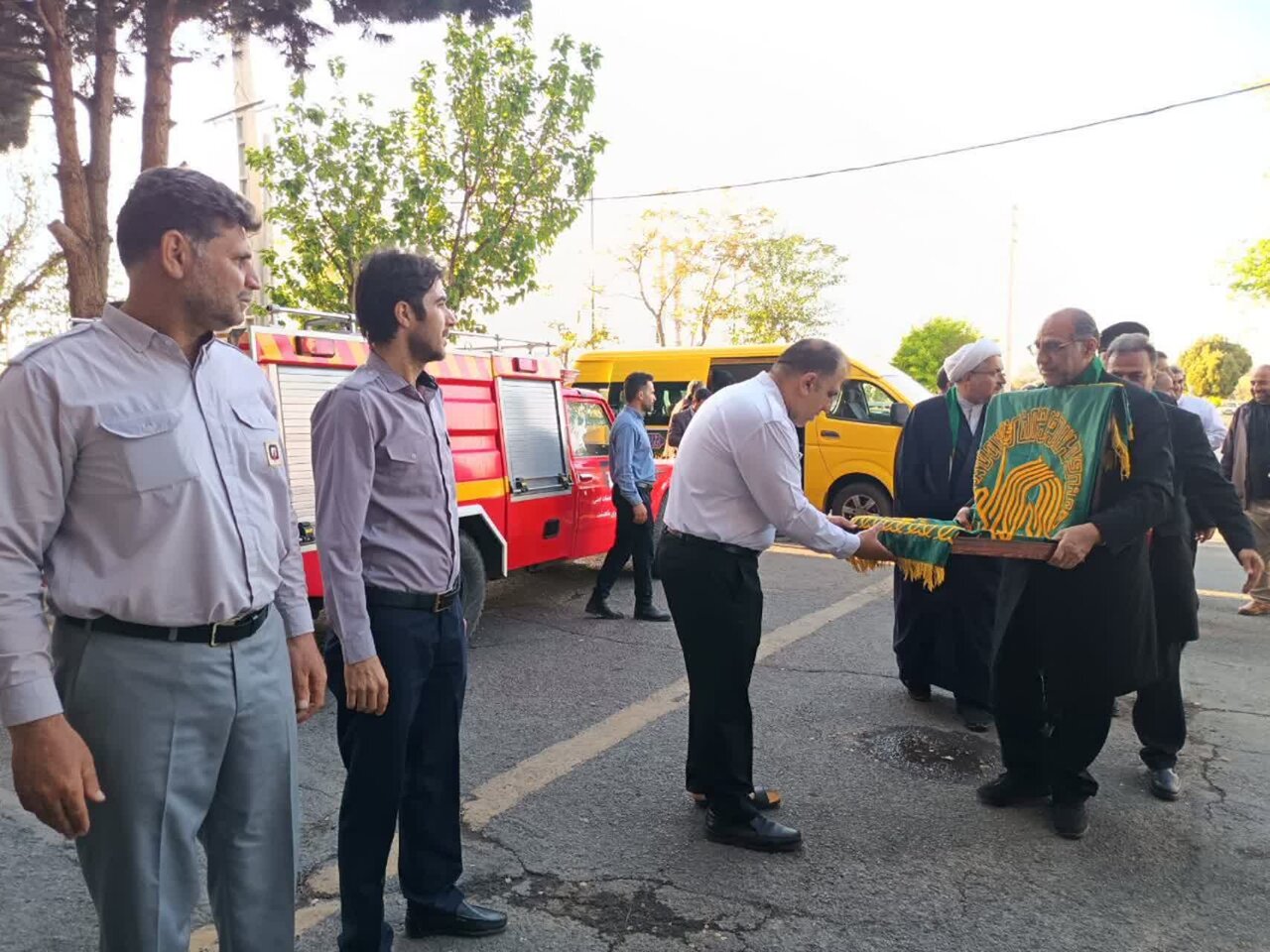 از حضور کاروان زیر سایه خورشید در بیمارستان‌ها و آتشنشانی‌ها تا برپایی میزهای خدمت‌رسانی به مردم + تصاویر و ویدیو