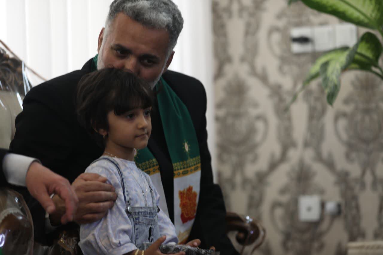 خادمان آستان رضوی مهمان خانواده شهید یزدی جنگ 12 روزه+تصاویر