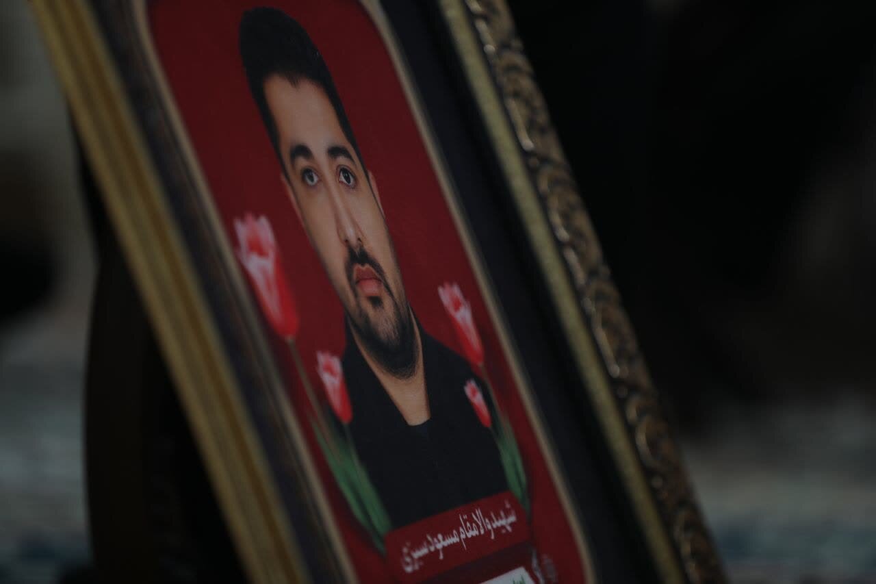 خادمان آستان رضوی مهمان خانواده شهید یزدی جنگ 12 روزه+تصاویر