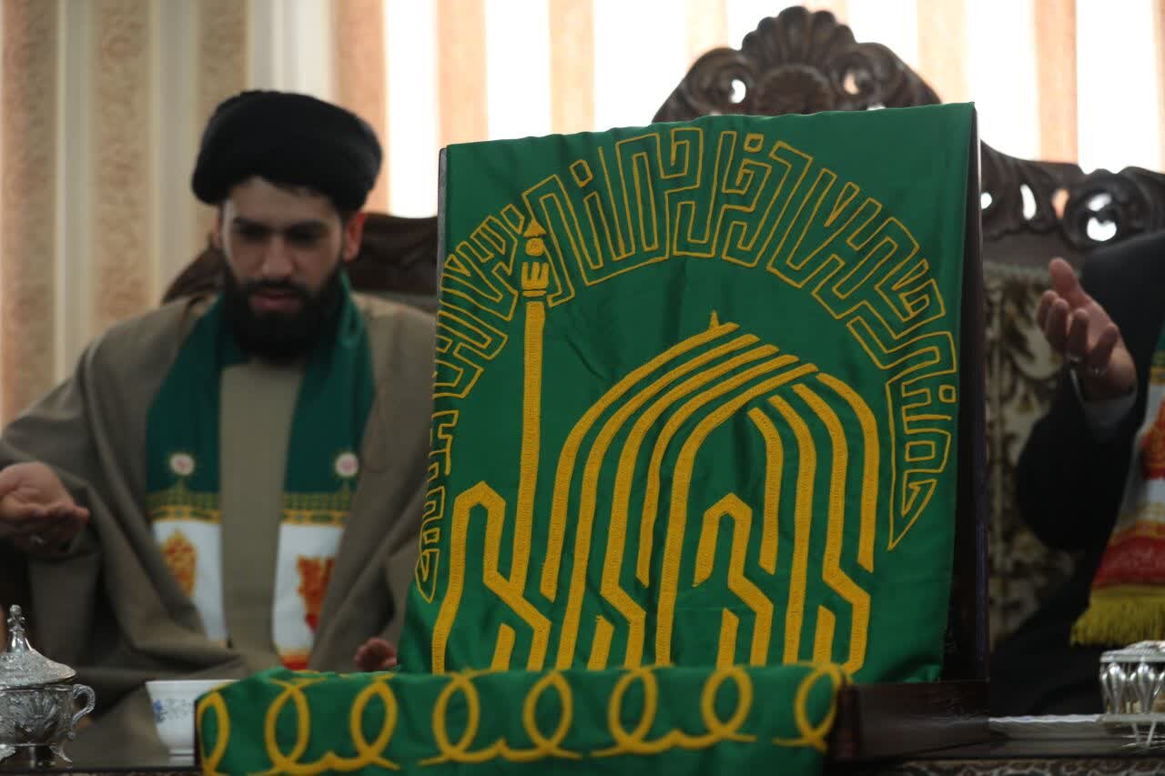 دیدار خدام حرم رضوی با خانواده دانشمند هستهای در یزد+تصاویر