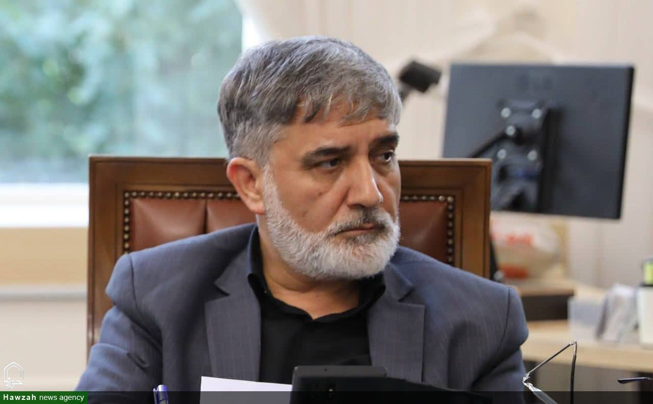 همگان باید گوش به فرمان رهبری معظم باشیم