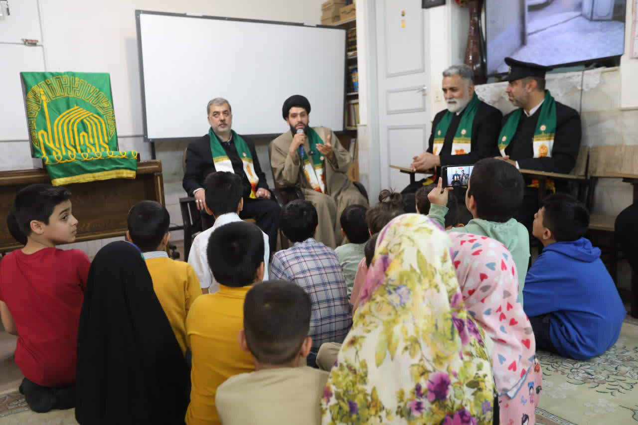 تجلیل خدام رضوی از مربی قرآنی که با عشق به کودکان قرآن می‌آموزد+تصاویر
