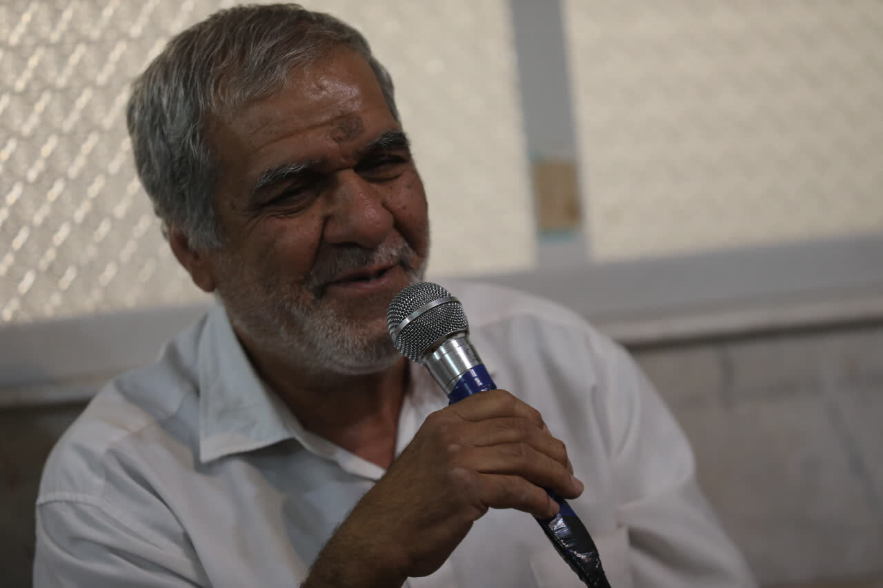 تجلیل خدام رضوی از مربی قرآنی که با عشق به کودکان قرآن می‌آموزد+تصاویر