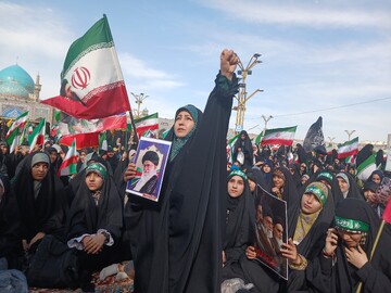بیعت نوجوانان مشهدی با رهبر انقلاب در حرم مطهررضوی