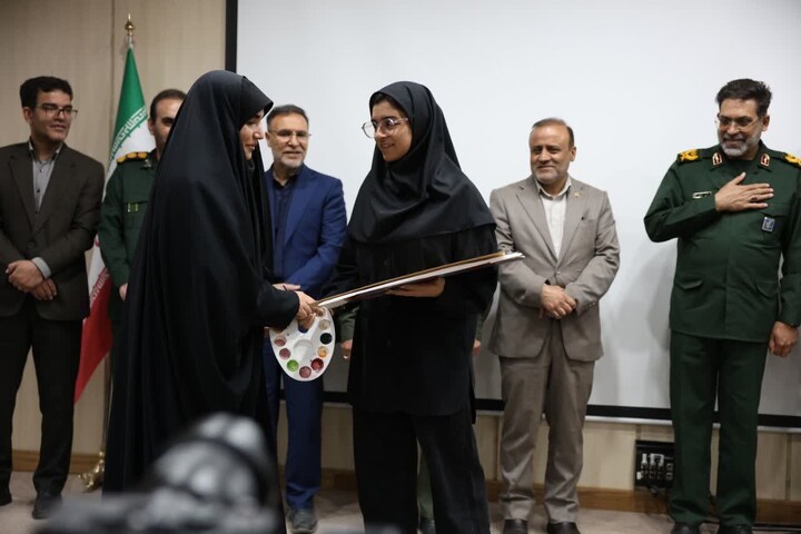 تصاویر / آیین تجلیل از خانواده های شهدای والامقام جنگ تحمیلی رمضان در ملایر