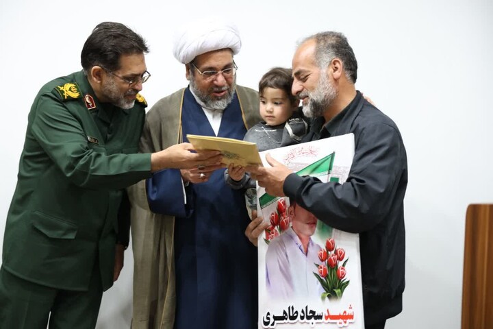 تصاویر / آیین تجلیل از خانواده های شهدای والامقام جنگ تحمیلی رمضان در ملایر