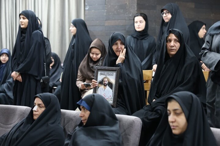 تصاویر / آیین تجلیل از خانواده های شهدای والامقام جنگ تحمیلی رمضان در ملایر