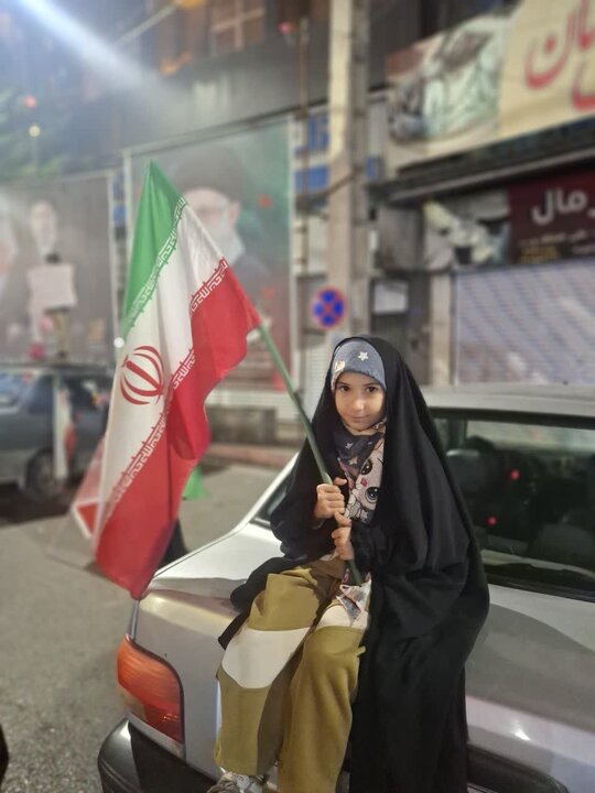 تصاویر/ پانزدهمین شب پرچم گردانی مردم محله ابن سینای امیرکلا در میدان انقلاب