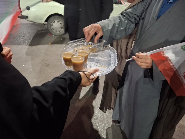 تصاویر/ پانزدهمین شب پرچم گردانی مردم محله ابن سینای امیرکلا در میدان انقلاب