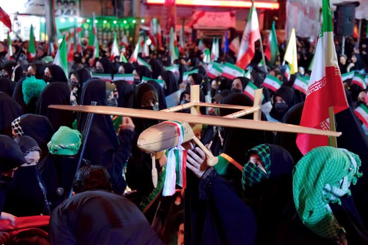 تصاویر | پنجاه و ششمین حضور شبانه مردم  آران وبیدگل وبانوان جانفدادر میدان سردارسلیمانی