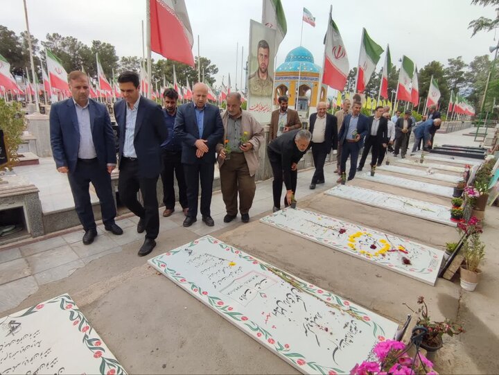 تصاویر / تجدید میثاق جامعه کارگری کاشان با شهدای کارگر جنگ رمضان