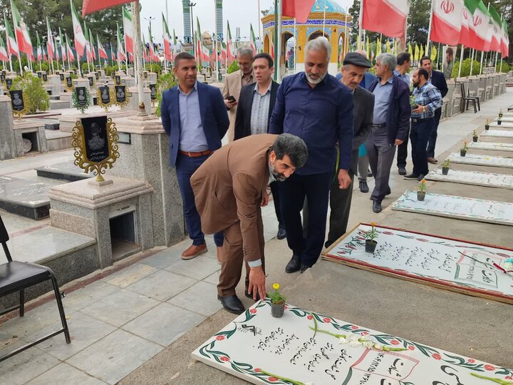 تصاویر / تجدید میثاق جامعه کارگری کاشان با شهدای کارگر جنگ رمضان