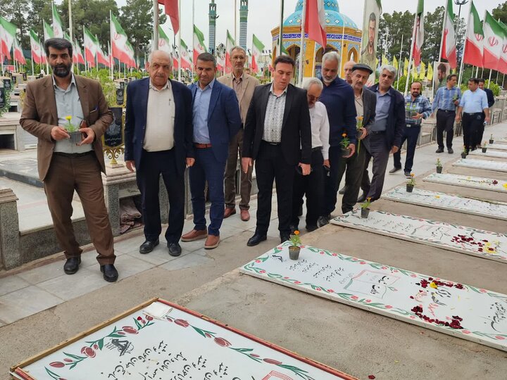 تصاویر / تجدید میثاق جامعه کارگری کاشان با شهدای کارگر جنگ رمضان