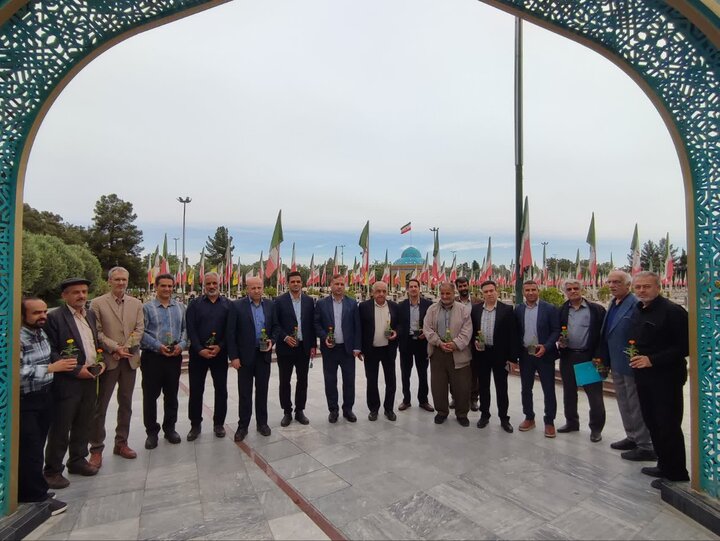 تصاویر / تجدید میثاق جامعه کارگری کاشان با شهدای کارگر جنگ رمضان