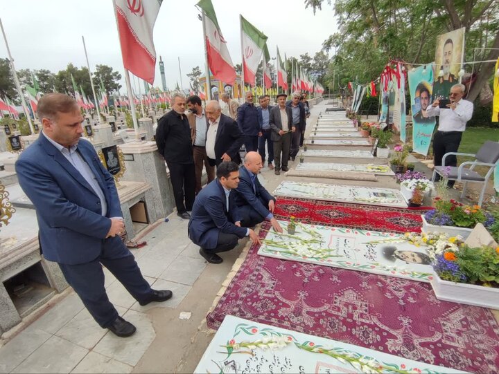 تصاویر / تجدید میثاق جامعه کارگری کاشان با شهدای کارگر جنگ رمضان