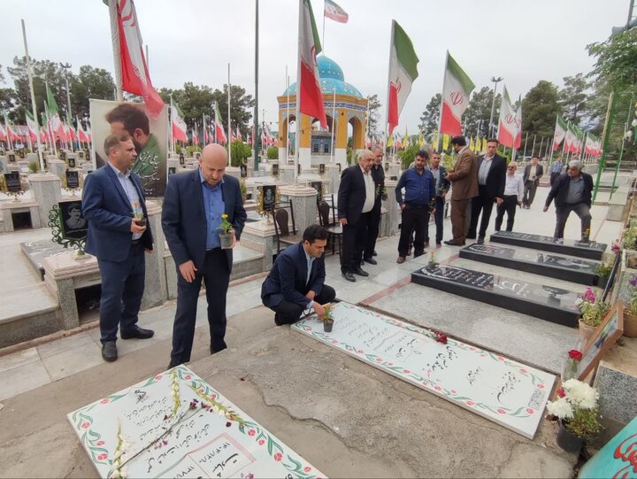 تصاویر / تجدید میثاق جامعه کارگری کاشان با شهدای کارگر جنگ رمضان