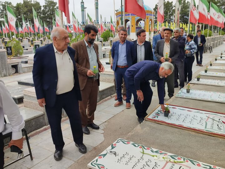 تصاویر / تجدید میثاق جامعه کارگری کاشان با شهدای کارگر جنگ رمضان