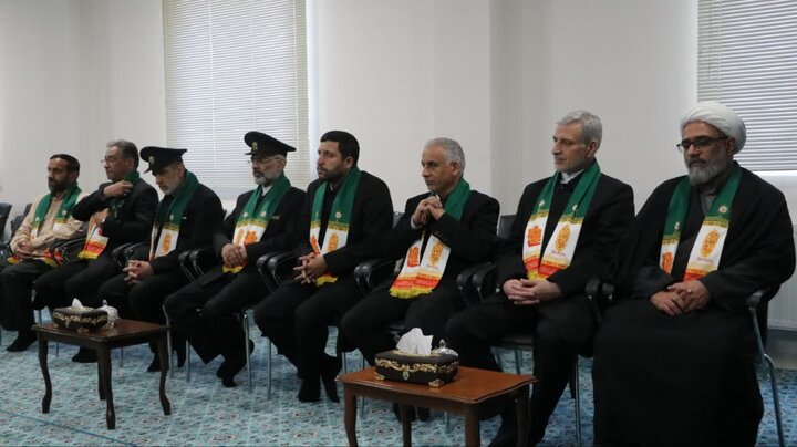 تصاویر/ دیدار حاملین و خادمین پرچم امام رضا با نماینده ولی فقیه در آذربایجان غربی