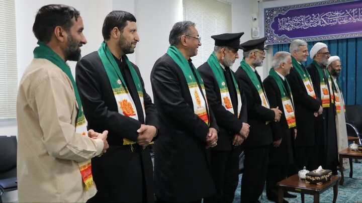 تصاویر/ دیدار حاملین و خادمین پرچم امام رضا با نماینده ولی فقیه در آذربایجان غربی