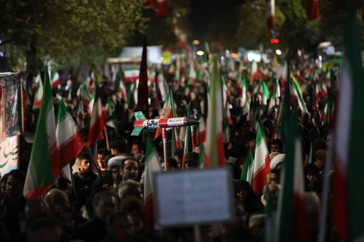 تصاویر/ پنجاه و ششمین شب؛ حضور خستگی‌ناپذیر مردم شهرستان ارومیه پای انقلاب