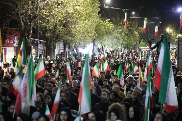 تصاویر/ پنجاه و ششمین شب؛ حضور خستگی‌ناپذیر مردم شهرستان ارومیه پای انقلاب