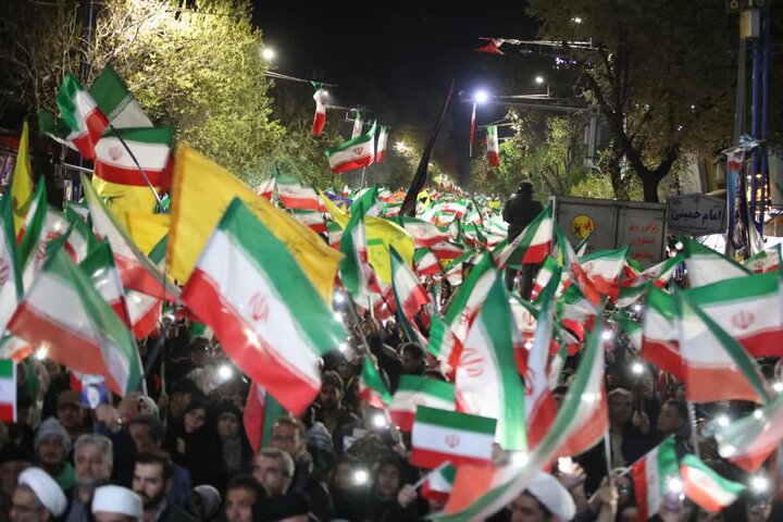 تصاویر/ پنجاه و ششمین شب؛ حضور خستگی‌ناپذیر مردم شهرستان ارومیه پای انقلاب