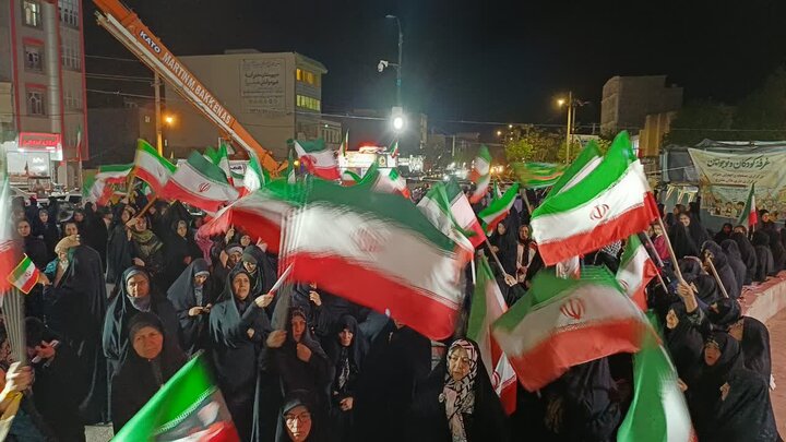 تصاویر/پنجاه و ششمین شب حضور پرشور مردم ولایتمدار مامونیه در تجدید بیعت با آرمان‌های انقلاب