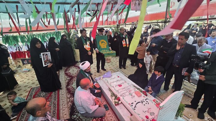 تصاویر/ عطرافشانی شهید جنگ رمضان با حضور خدام رضوی