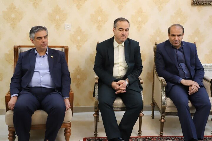 تصاویر/دیدار استاندار مرکزی با خانواده شهدای جنگ رمضان در اراک