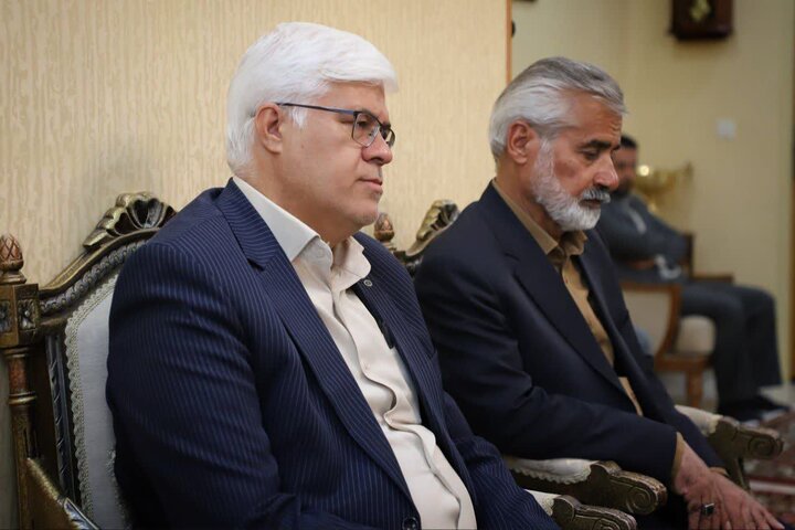 تصاویر/دیدار استاندار مرکزی با خانواده شهدای جنگ رمضان در اراک