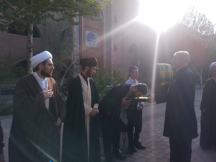تصاویر/ حضور کاروان زیر سایه خورشید در مدرسه علمیه امام خمینی رحمه الله خوی شهرستان خوی