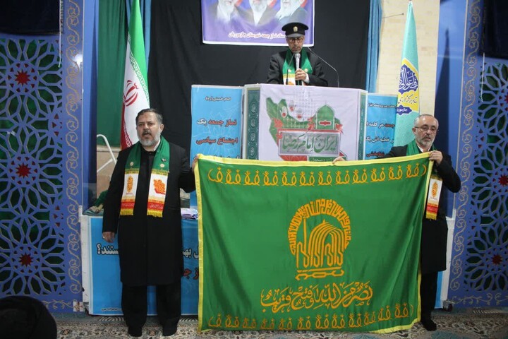 تصاویر/برافراشته شدن پرچم رضوی در مسجد جامع جازموریان