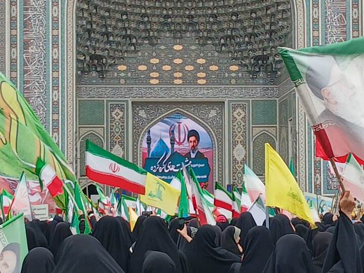 تصاویر/ اجتماع مشت های گره کرده در حرم مطهر رضوی