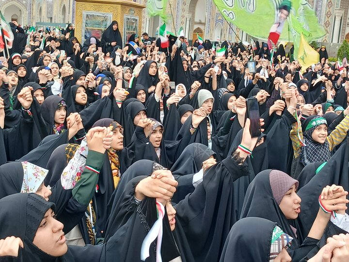 تصاویر/ اجتماع مشت های گره کرده در حرم مطهر رضوی